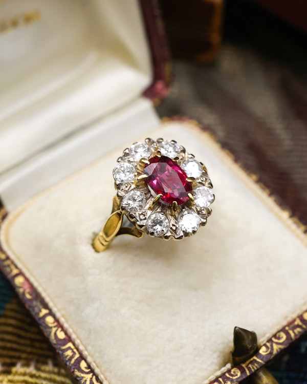 Downstairs at Grays: A very fine 18ct Yellow & White Gold Oval 1.35 Carat Siam Ruby & Diamond Cluster Ring. Circa 1975 - image 4
