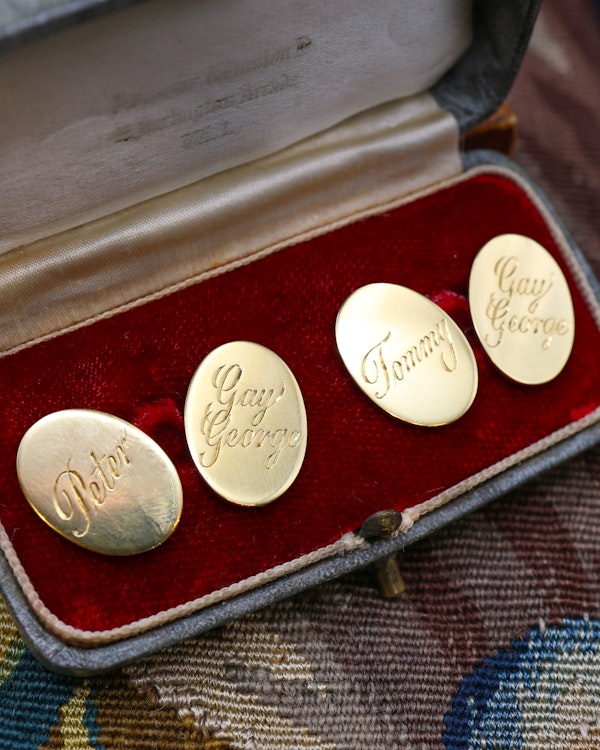 A fine pair of 18ct Yellow Gold Cuff Links. London Marks 1981. by Ramsden & Roed Ltd. Prov: Her Grace the late Duchess of Devonshire. - image 2