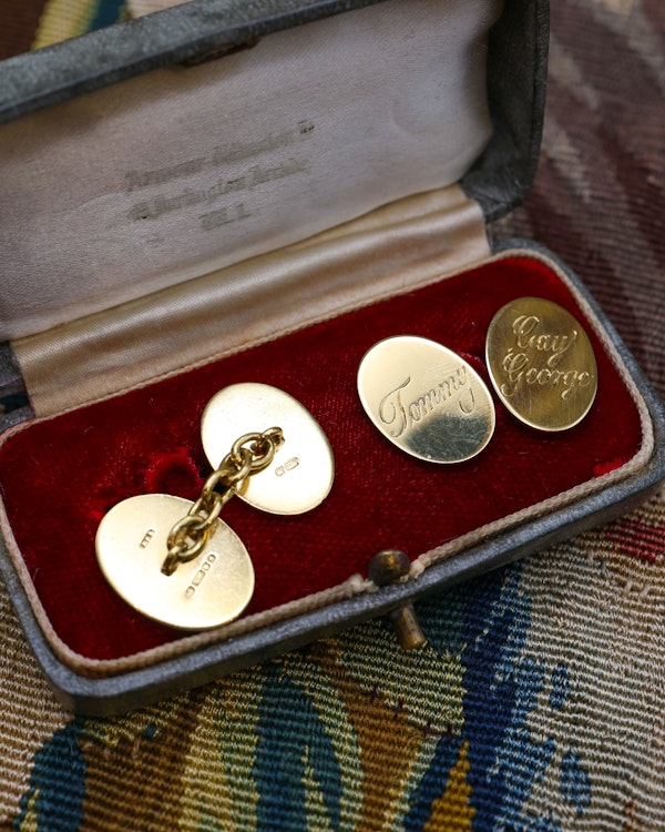 A fine pair of 18ct Yellow Gold Cuff Links. London Marks 1981. by Ramsden & Roed Ltd. Prov: Her Grace the late Duchess of Devonshire. - image 3