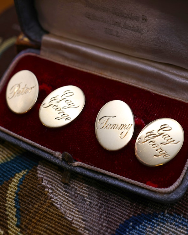 A fine pair of 18ct Yellow Gold Cuff Links. London Marks 1981. by Ramsden & Roed Ltd. Prov: Her Grace the late Duchess of Devonshire. - image 1