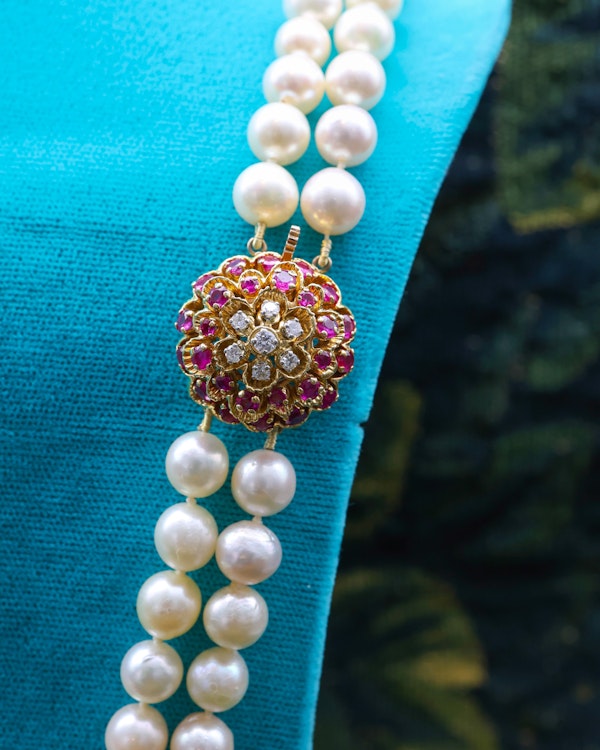 A very fine 18ct Yellow Gold  "Kutchinsky"(Signed), Double Stranded Akoya , Cultured Pearl Necklace, with a Clasp, set throughout with Burma Untreated Rubies & Diamonds. English. Circa 1950 - image 3