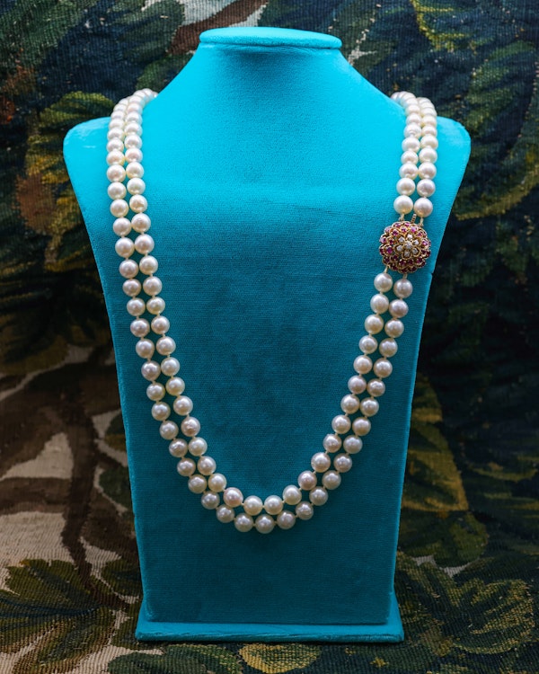 A very fine 18ct Yellow Gold  "Kutchinsky"(Signed), Double Stranded Akoya , Cultured Pearl Necklace, with a Clasp, set throughout with Burma Untreated Rubies & Diamonds. English. Circa 1950 - image 1