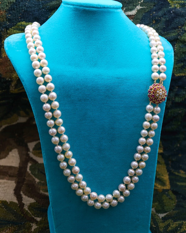 A very fine 18ct Yellow Gold  "Kutchinsky"(Signed), Double Stranded Akoya , Cultured Pearl Necklace, with a Clasp, set throughout with Burma Untreated Rubies & Diamonds. English. Circa 1950 - image 2