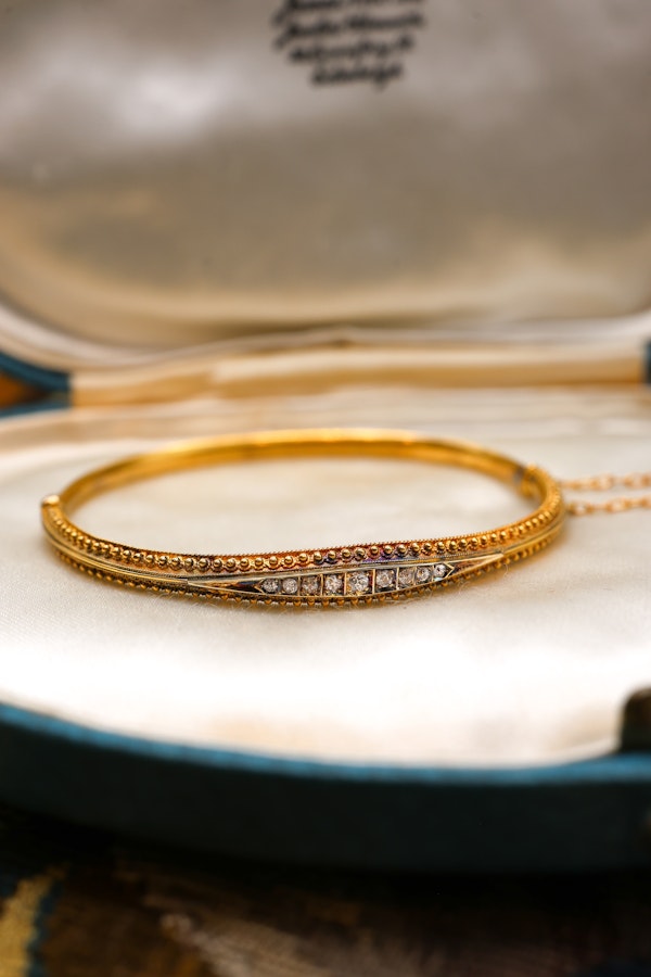 A Very Fine Late Victorian 15 Carat Yellow Gold Diamond Bangle. English Circa 1880 - image 6