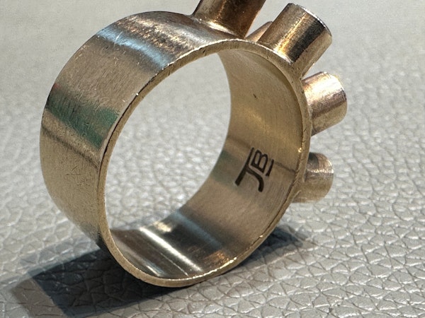 Sculptural Statement Gold Ring attributed to John Barnard - info@marksjewellery.co.uk - image 2
