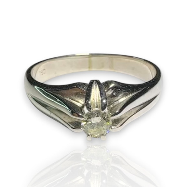 Elegant 18k White Gold Diamond Ring - image 2