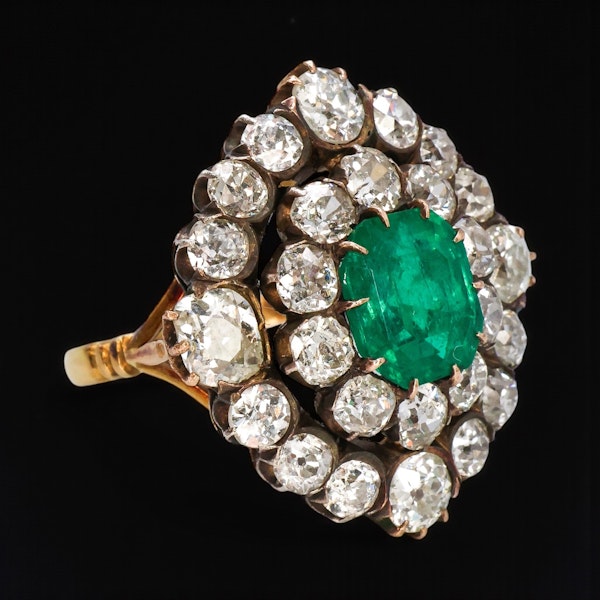 Lovely Colombian Emerald Diamond Ring at Deco&Vintage Ltd - image 4