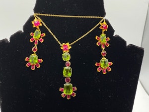 18 ct gold peridot and natural red spinel set comprising dangly necklace and matching earrings. French