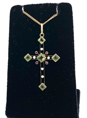 Edwardian 18 ct. gold, peridot, ruby and pearl cross on 15 ct. chain