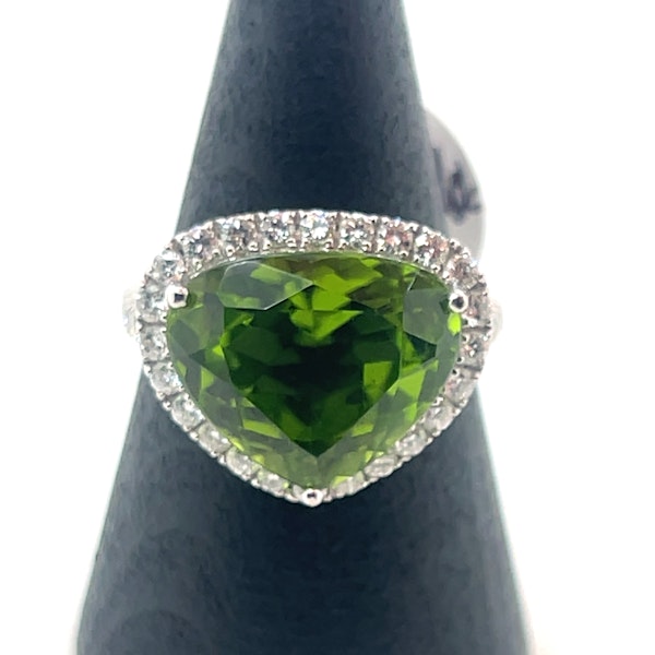 18ct Gold Heart-Shaped Peridot & Diamond Cluster Ring - image 4