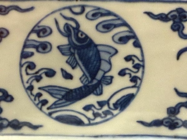 A RARE MING BLUE AND WHITE BRUSH HOLDER IN THE FORM OF A TABLE SCREEN - image 6