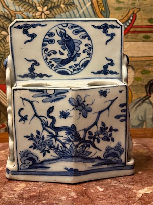 A RARE MING BLUE AND WHITE BRUSH HOLDER IN THE FORM OF A TABLE SCREEN - image 2