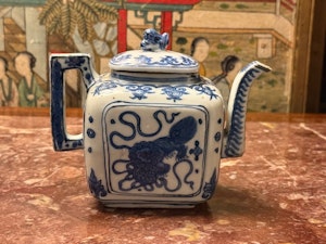 A RARE MING CHINESE BLUE AND WHITE WINE POT