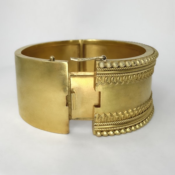 Large Victorian Etruscan 15ct Cuff - image 2