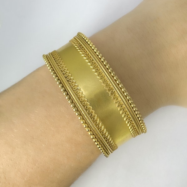 Large Victorian Etruscan 15ct Cuff - image 3