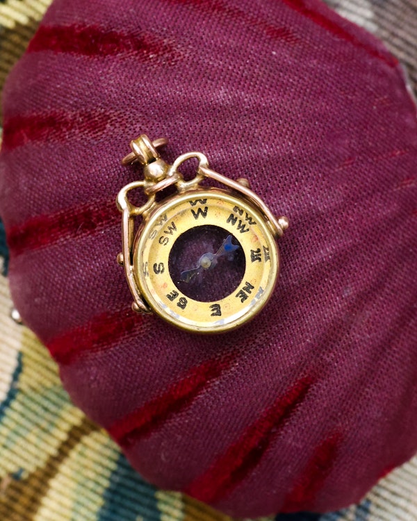 A very fine 9 Carat Yellow Gold, double sided Compass, with an open Gold work articulated bail. Always find your way home. Chester Hallmarks on Yellow Gold, date marks for 1928 - image 2