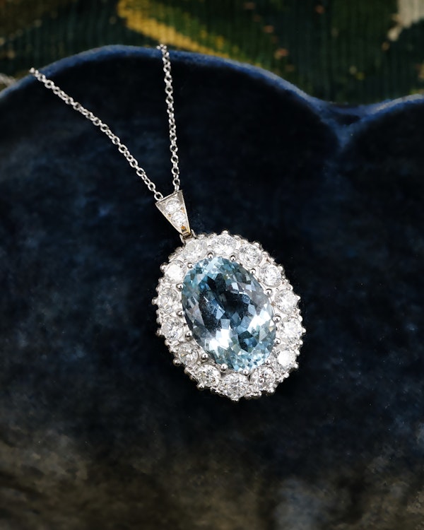 A fine 18 ct. White & Yellow Gold (tested) Oval Aquamarine and Diamond Cluster Pendant. Mid - Late 20th Century. - image 1