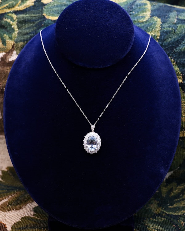 A fine 18 ct. White & Yellow Gold (tested) Oval Aquamarine and Diamond Cluster Pendant. Mid - Late 20th Century. - image 2