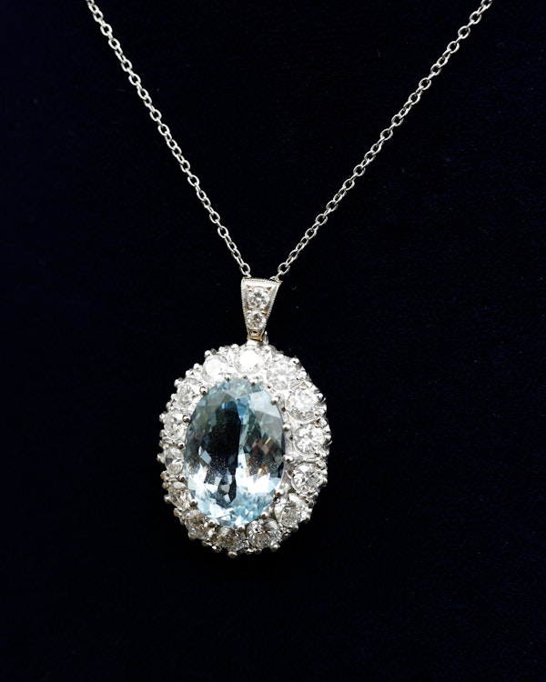 A fine 18 ct. White & Yellow Gold (tested) Oval Aquamarine and Diamond Cluster Pendant. Mid - Late 20th Century. - image 3