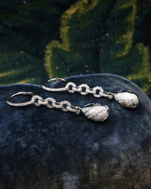 A fine pair of 18ct White Gold (marked), Round Brilliant & Emerald Cut Diamond Drop Earrings. approximately 1.35 Carats (unweighed). Pre-owned. - image 2