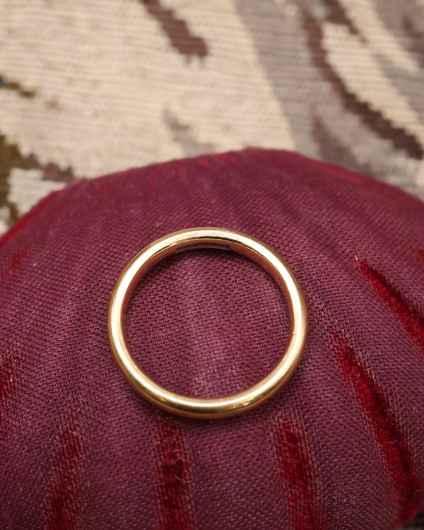 A fine 18 carat Yellow Gold Wedding Ring. Chester Hallmarked. C1958 - image 3