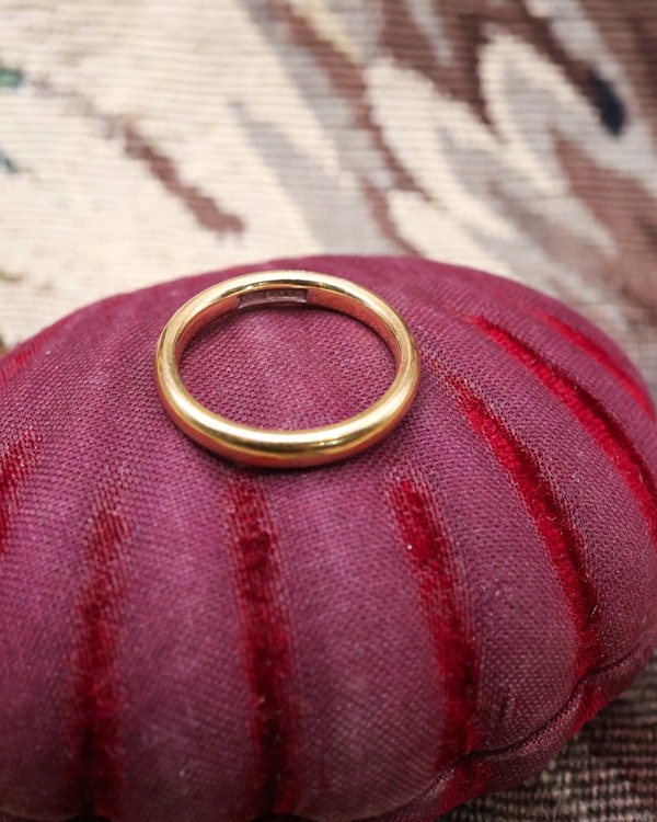 A fine 18 carat Yellow Gold Wedding Ring. Chester Hallmarked. C1958 - image 1