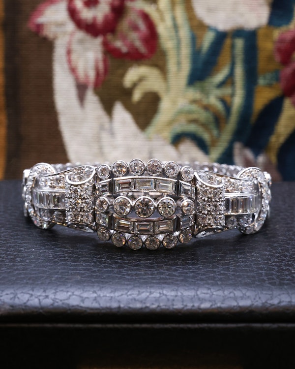 An exceptional example of an Architectural 18ct White Gold (tested), late Art Deco, 27 Carat Diamond Bracelet. Circa Late 1940's. - image 4