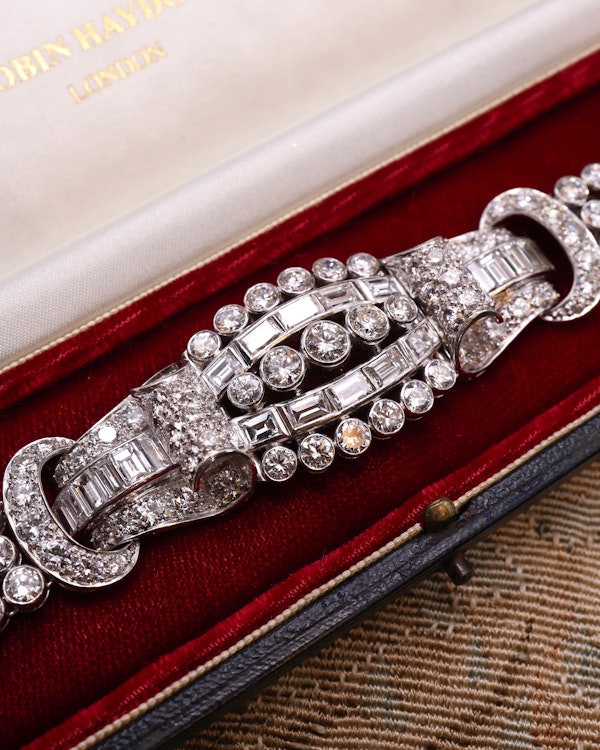 An exceptional example of an Architectural 18ct White Gold (tested), late Art Deco, 27 Carat Diamond Bracelet. Circa Late 1940's. - image 2