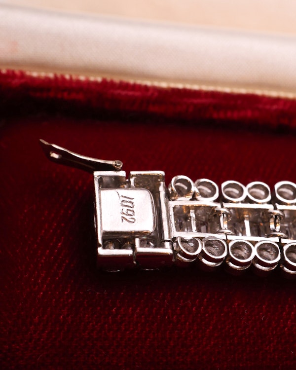 An exceptional example of an Architectural 18ct White Gold (tested), late Art Deco, 27 Carat Diamond Bracelet. Circa Late 1940's. - image 3