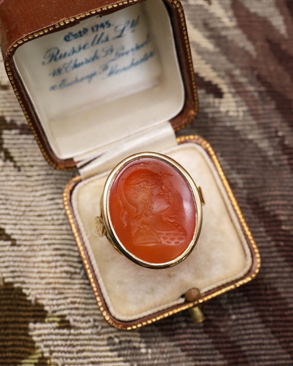An 18ct Yellow Gold (tested), Oval Carnelian Intaglio ring, finely carved with the image of a warrior wearing a Winged Helmet (Hermes - Mercury), partial hallmarks. English. Circa 1890 - image 2
