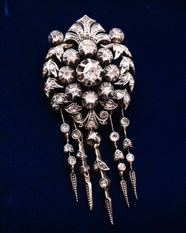 Downstairs at Grays: A very fine 18ct. Yellow Gold & Silver Victorian Diamond "Comet Tail" Tassle Brooch, Circa 1870 - image 1