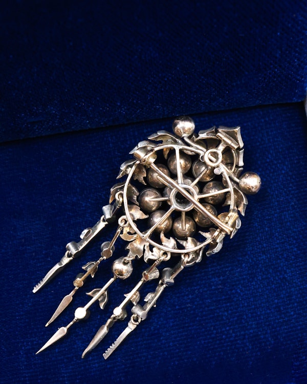 Downstairs at Grays: A very fine 18ct. Yellow Gold & Silver Victorian Diamond "Comet Tail" Tassle Brooch, Circa 1870 - image 2