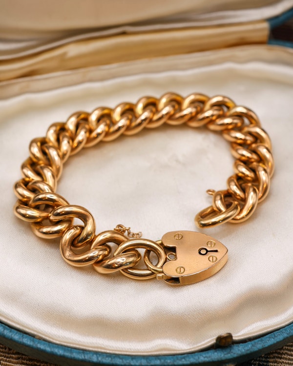 A very fine Victorian 15ct (stamped) Yellow Gold Curb Link Bracelet with Heart Lock and Safety Chain.   Circa 1890. - image 2