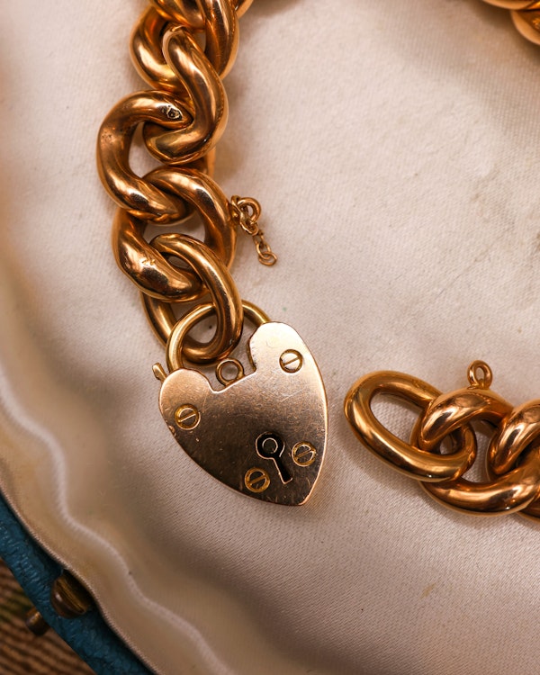 A very fine Victorian 15ct (stamped) Yellow Gold Curb Link Bracelet with Heart Lock and Safety Chain.   Circa 1890. - image 3
