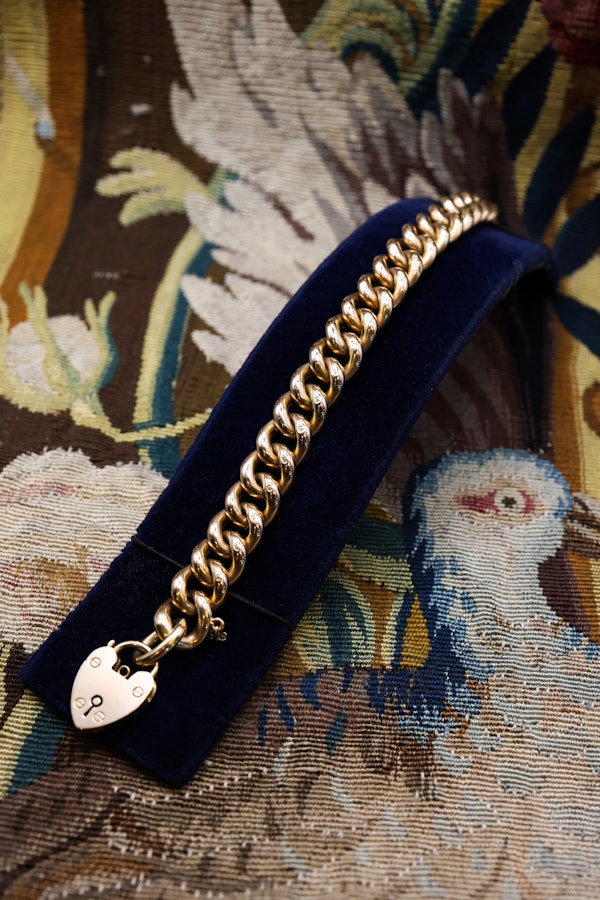 A very fine Victorian 15ct (stamped) Yellow Gold Curb Link Bracelet with Heart Lock and Safety Chain.   Circa 1890. - image 4