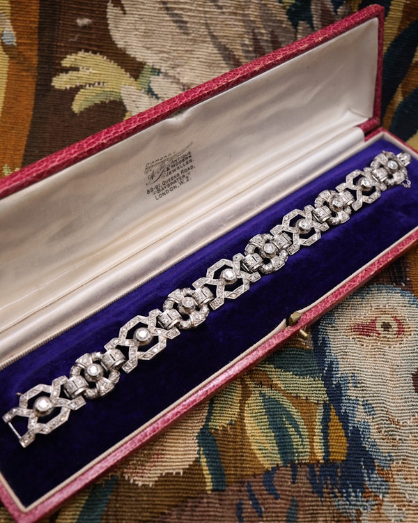 A vey fine Architectural, Art Deco Diamond Bracelet in tested Platinum. Plausibly English. Circa 1930. - image 1