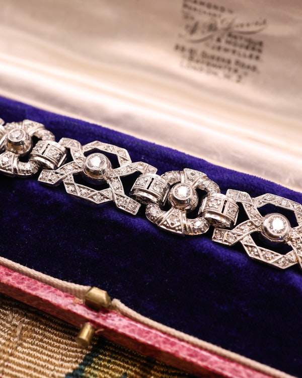 A vey fine Architectural, Art Deco Diamond Bracelet in tested Platinum. Plausibly English. Circa 1930. - image 2