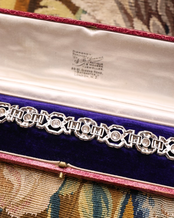 A vey fine Architectural, Art Deco Diamond Bracelet in tested Platinum. Plausibly English. Circa 1930. - image 3