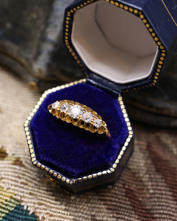 Downstairs at Grays: A very fine 18 Carat Yellow Gold (tested), Graduated Five Stone Old Cut Diamond Ring. English. Circa 1890 - image 1