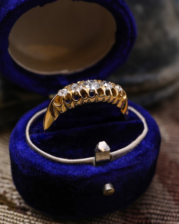 Downstairs at Grays: A very fine 18 Carat Yellow Gold (tested), Graduated Five Stone Old Cut Diamond Ring. English. Circa 1890 - image 3