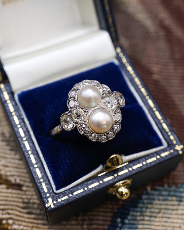 Downstairs at Grays: A very fine 18 Carat Gold and Platinum, Natural Salt Water "Button" Pearl and Diamond Ring in the Edwardian Style. English. Circa 1910 - image 2