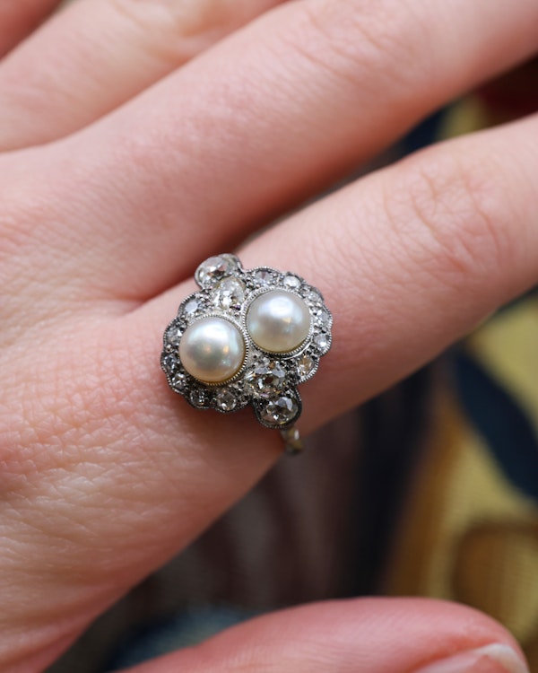 Downstairs at Grays: A very fine 18 Carat Gold and Platinum, Natural Salt Water "Button" Pearl and Diamond Ring in the Edwardian Style. English. Circa 1910 - image 3