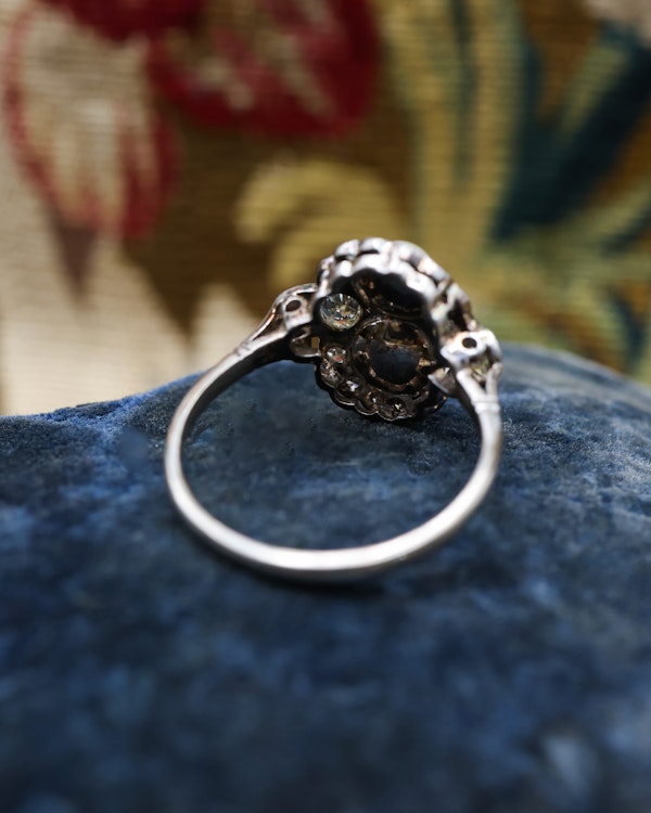 Downstairs at Grays: A very fine 18 Carat Gold and Platinum, Natural Salt Water "Button" Pearl and Diamond Ring in the Edwardian Style. English. Circa 1910 - image 4