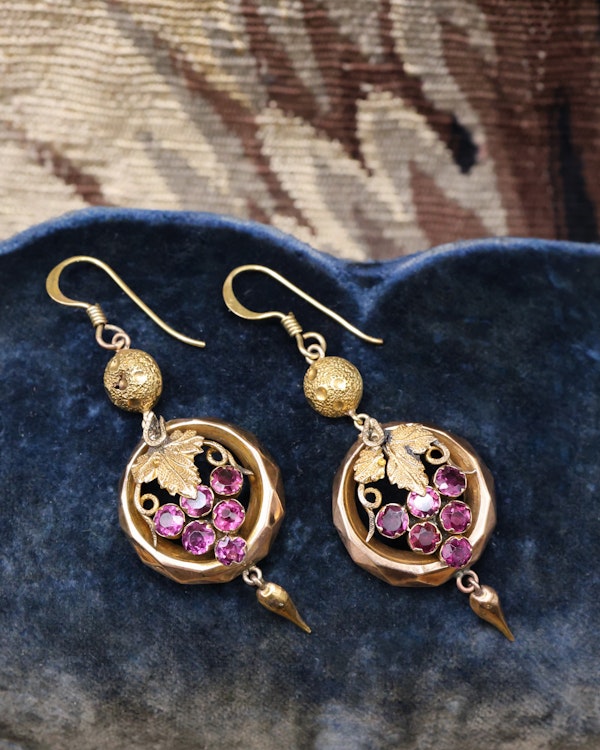 Downstairs at Grays: A beautiful pair of Late Victorian 9 Carat Yellow Gold (tested),  Almandine Garnet Drop Earrings with Etruscan Revival & Bacchanalian influences. English Circa 1880 - image 1
