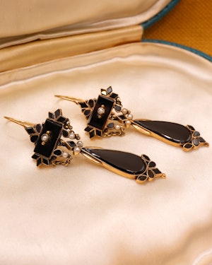 Downstairs at Grays: A very Fine Pair of  Victorian 9 ct. Yellow Gold (tested), Black Onyx and Seed Pearl Drop Earrings. English, Circa 1890