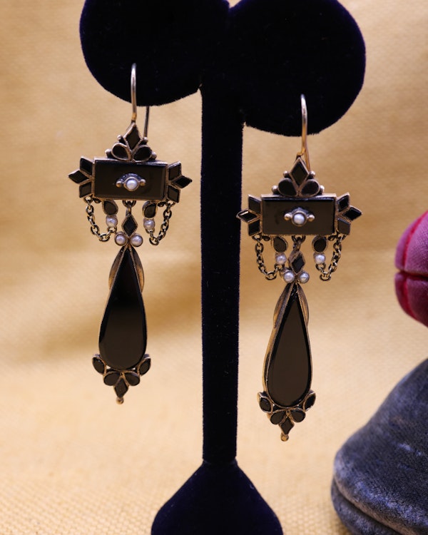 Downstairs at Grays: A very Fine Pair of  Victorian 9 ct. Yellow Gold (tested), Black Onyx and Seed Pearl Drop Earrings. English, Circa 1890 - image 2