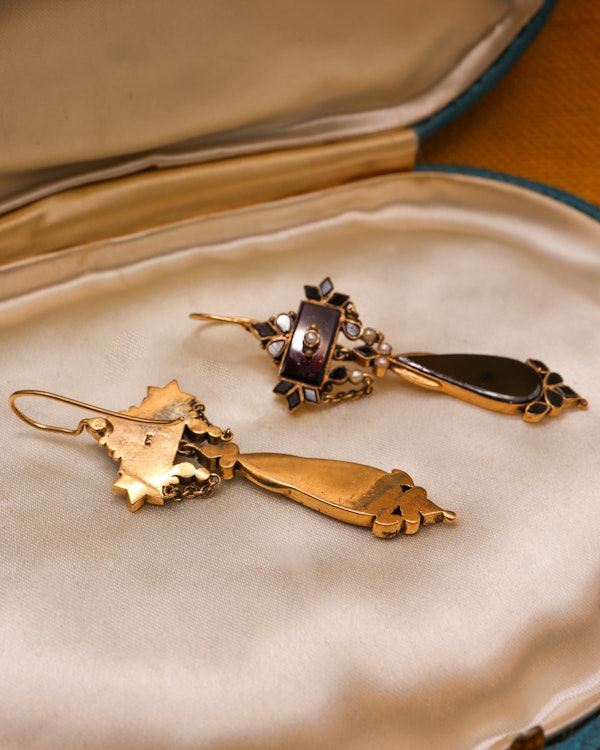 Downstairs at Grays: A very Fine Pair of  Victorian 9 ct. Yellow Gold (tested), Black Onyx and Seed Pearl Drop Earrings. English, Circa 1890 - image 3