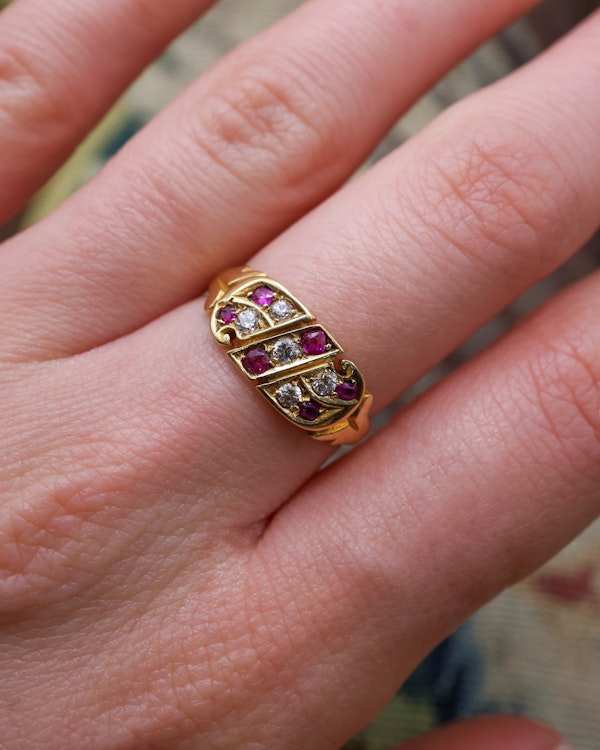 Downstairs at Grays: A fine example of a Chester Hallmarked 18ct Yellow Gold & Diamond, Scrolling Victorian Ring Circa 1899 - image 2
