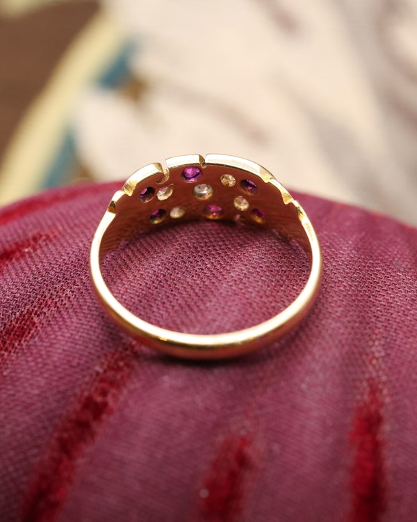 Downstairs at Grays: A fine example of a Chester Hallmarked 18ct Yellow Gold & Diamond, Scrolling Victorian Ring Circa 1899 - image 4