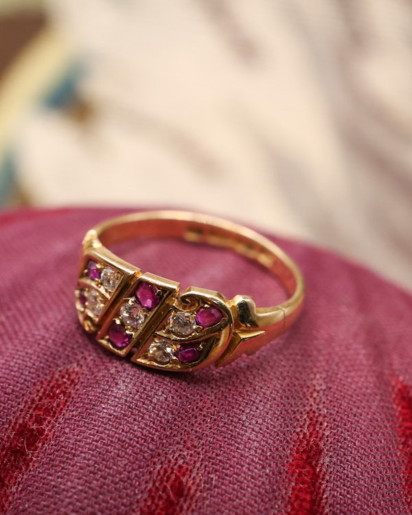 Downstairs at Grays: A fine example of a Chester Hallmarked 18ct Yellow Gold & Diamond, Scrolling Victorian Ring Circa 1899 - image 3